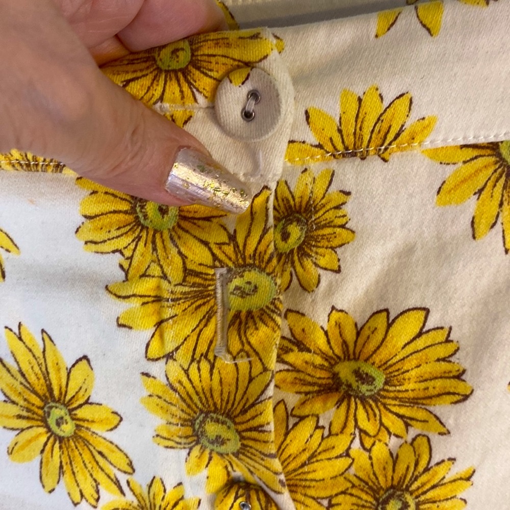 Forever 21 cream button front skirt with yellow daisies